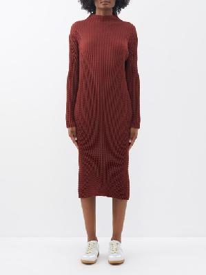 Issey Miyake - Spongy Zigzag-knit Midi Dress - Womens - Brown - ONE SIZE
